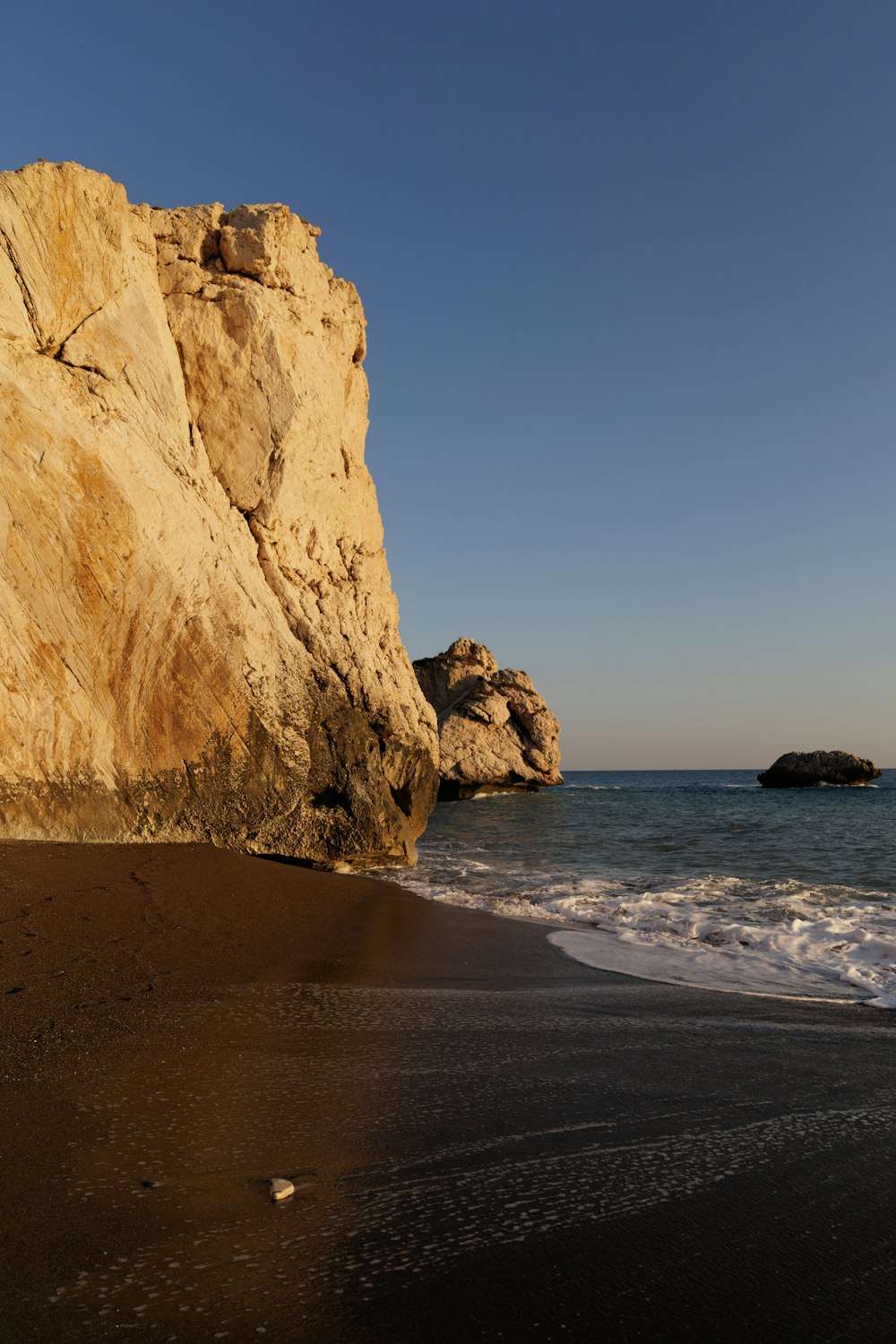 Una gran roca en la playa junto al océano