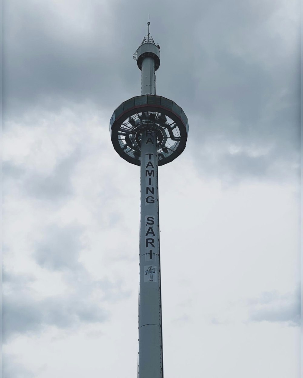 un'alta torre con un orologio in cima