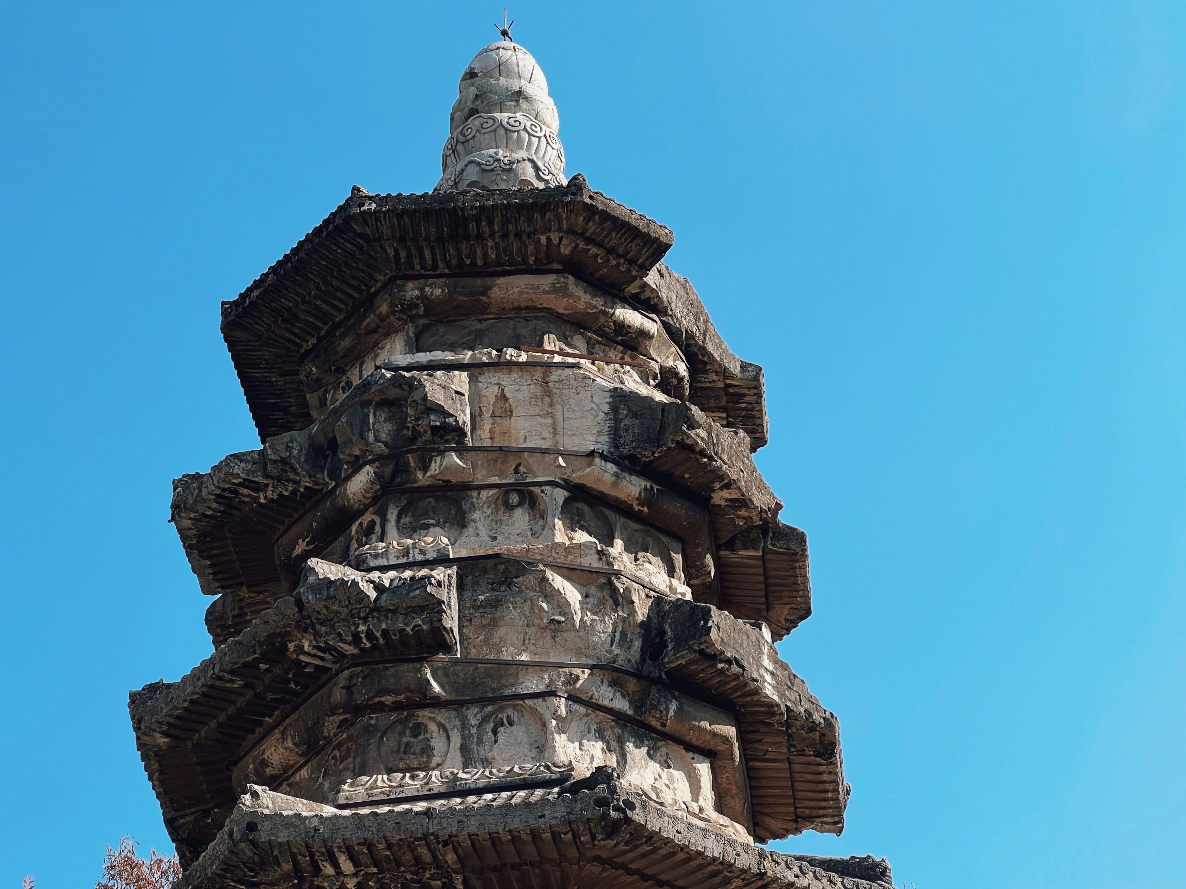 Foto zum Thema Ein hoher Turm mit Himmelshintergrund Kostenloses Bild