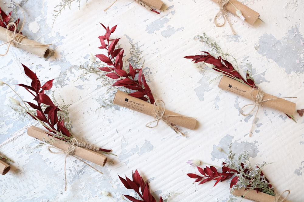 un bouquet de fleurs rouges attachées à la ficelle