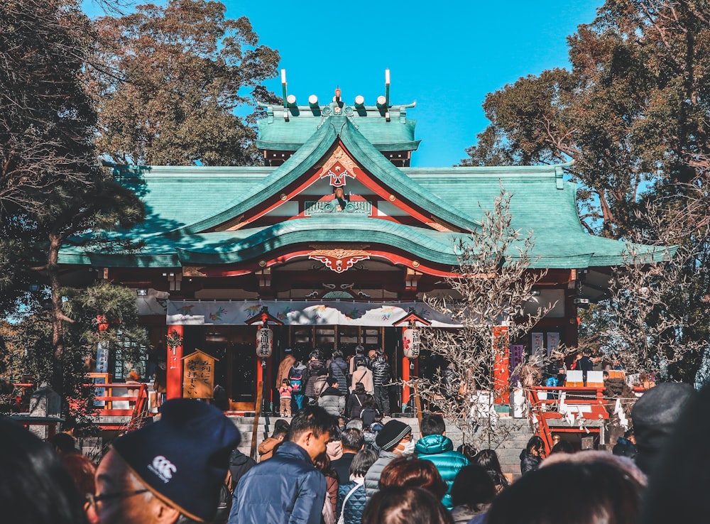 建物の前に立つ人々のグループ