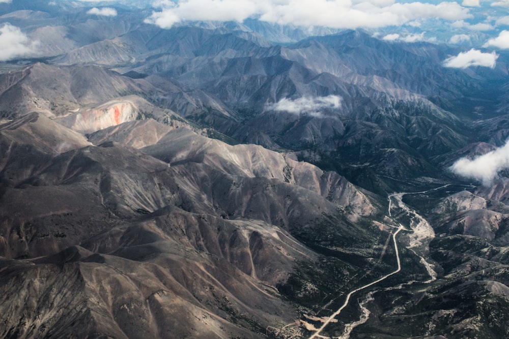 Una vista di una catena montuosa da un aereo