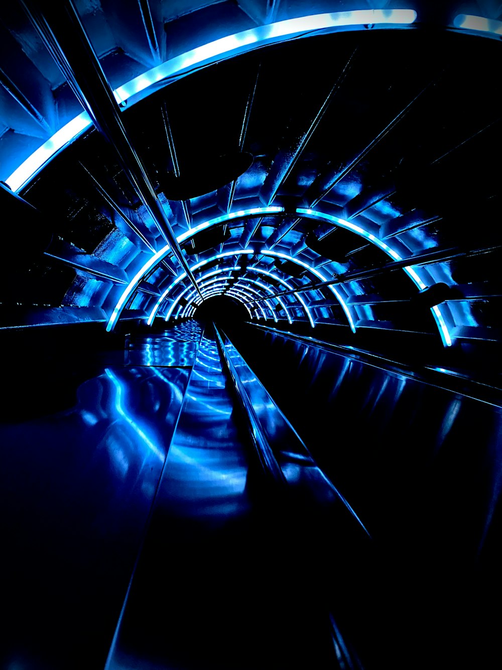 um túnel com luzes azuis no meio dele