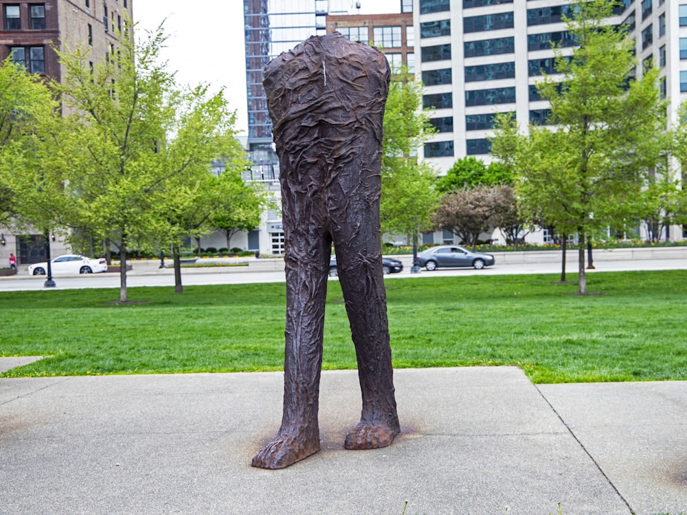 Una estatua de un hombre parado encima de una acera