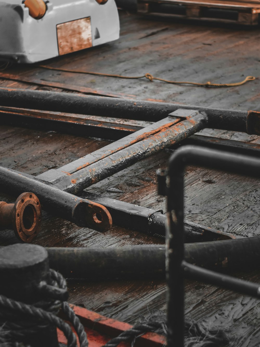 Un primer plano de una pieza de metal sobre una mesa de madera