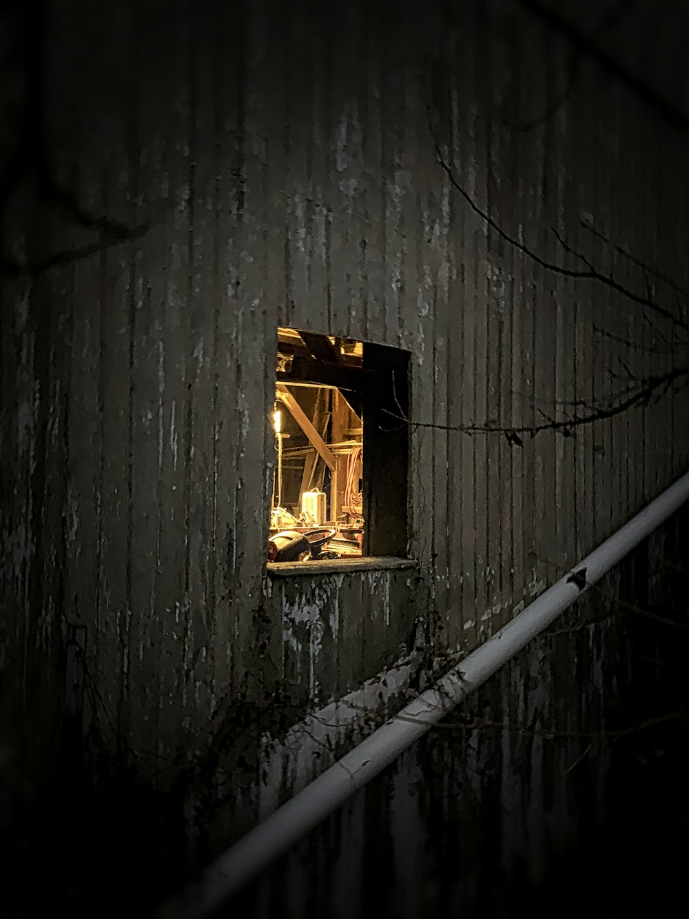 una ventana en el costado de un edificio por la noche
