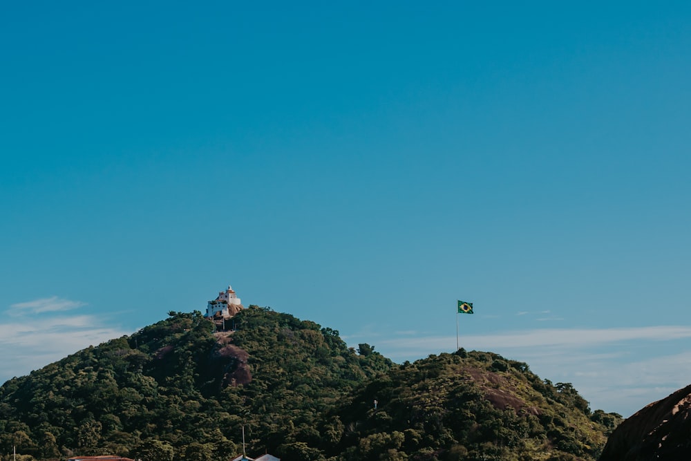 una collina con una torre in cima