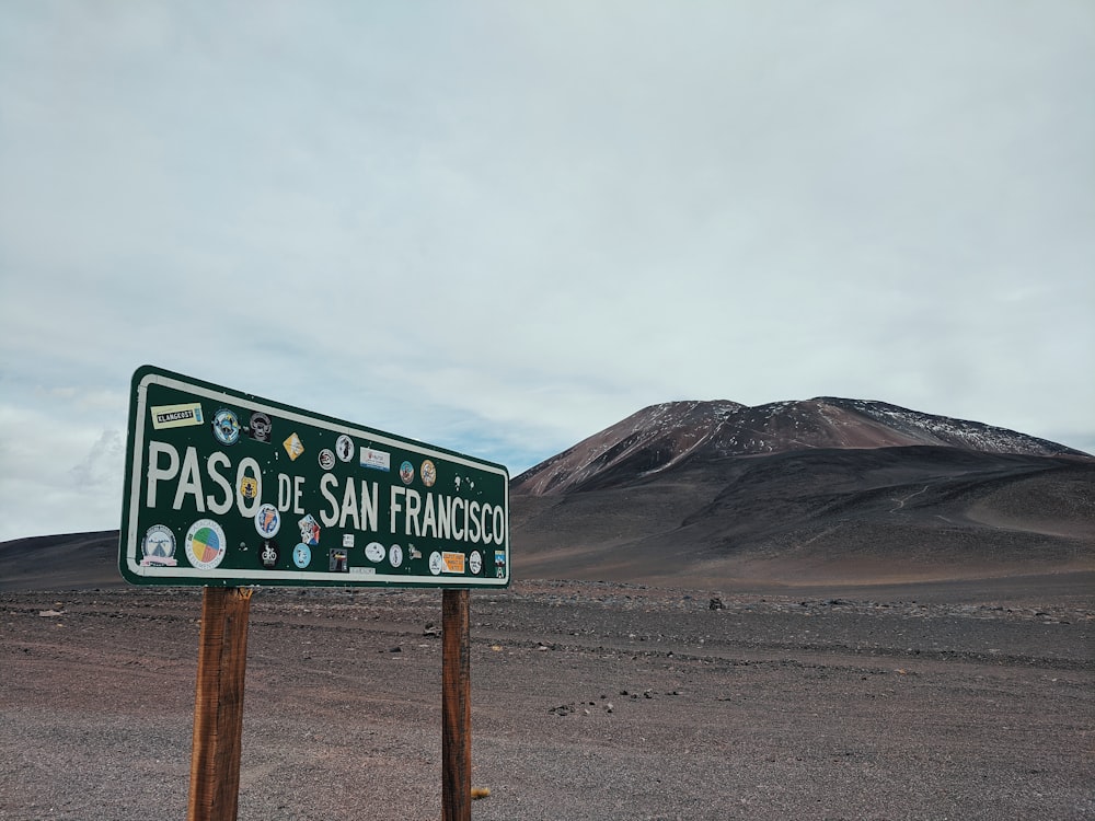 砂漠の真ん中にある道路標識