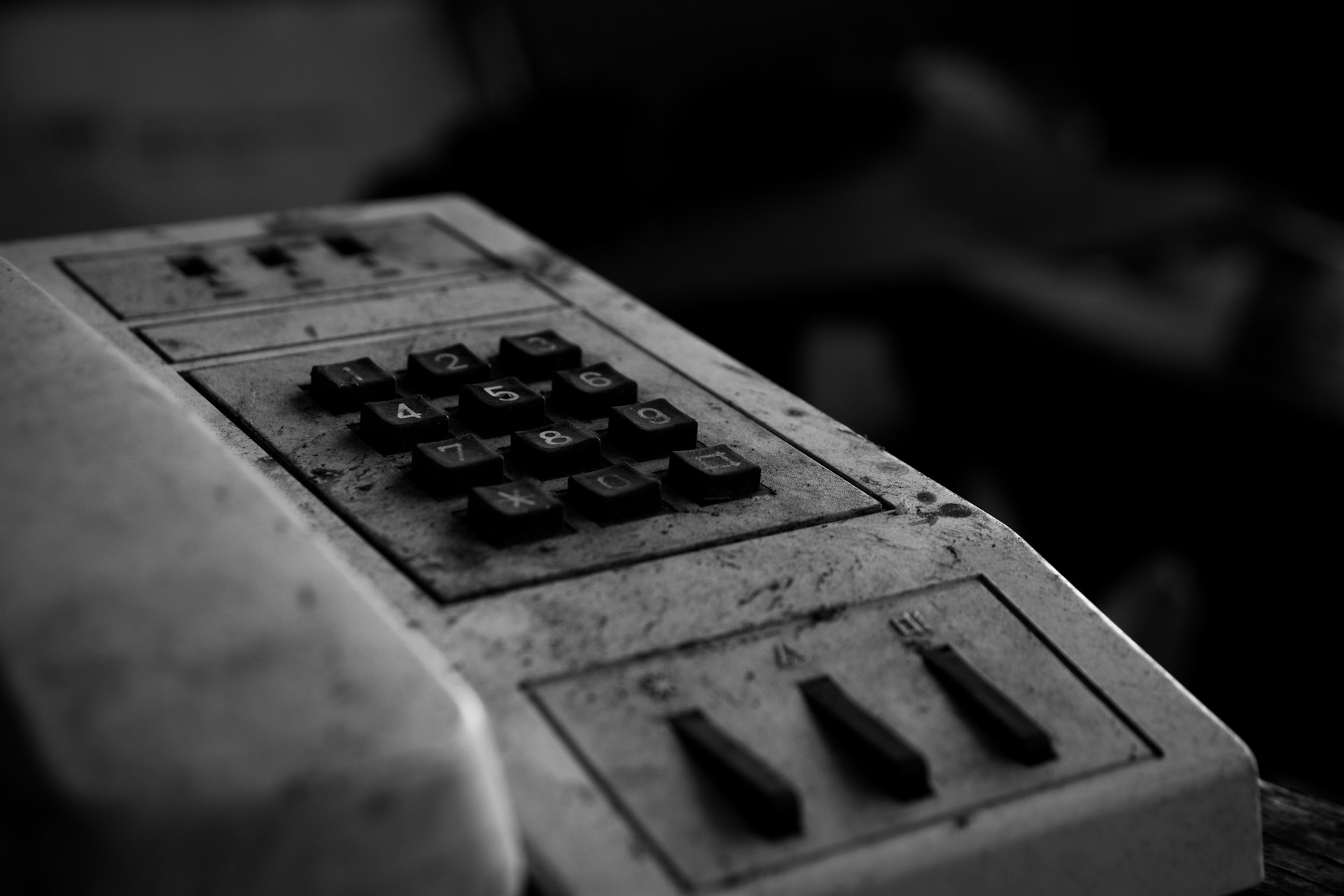 a black and white photo of a computer keyboard