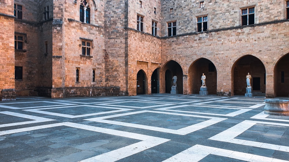 a courtyard with a fountain in the middle of it