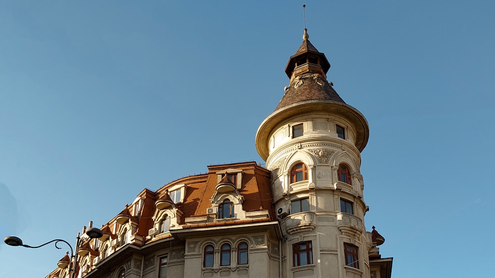 Un edificio alto con un orologio in cima