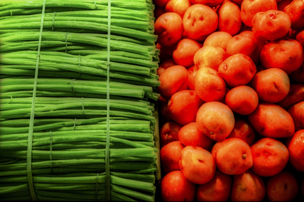 Una canasta de zanahorias y rábanos sentados uno al lado del otro