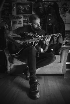 How to learn to play the guitar by yourself