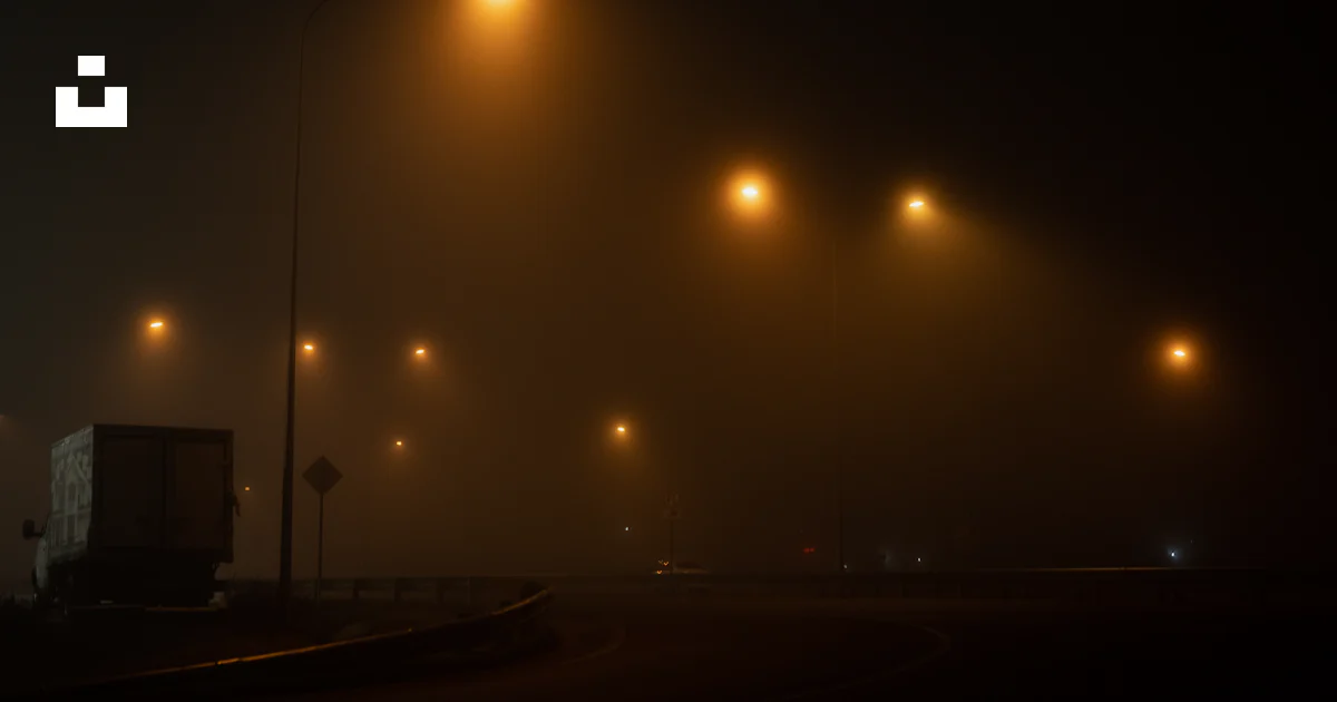 街灯のある高速道路の霧の夜の写真 – Unsplashの無料霧写真