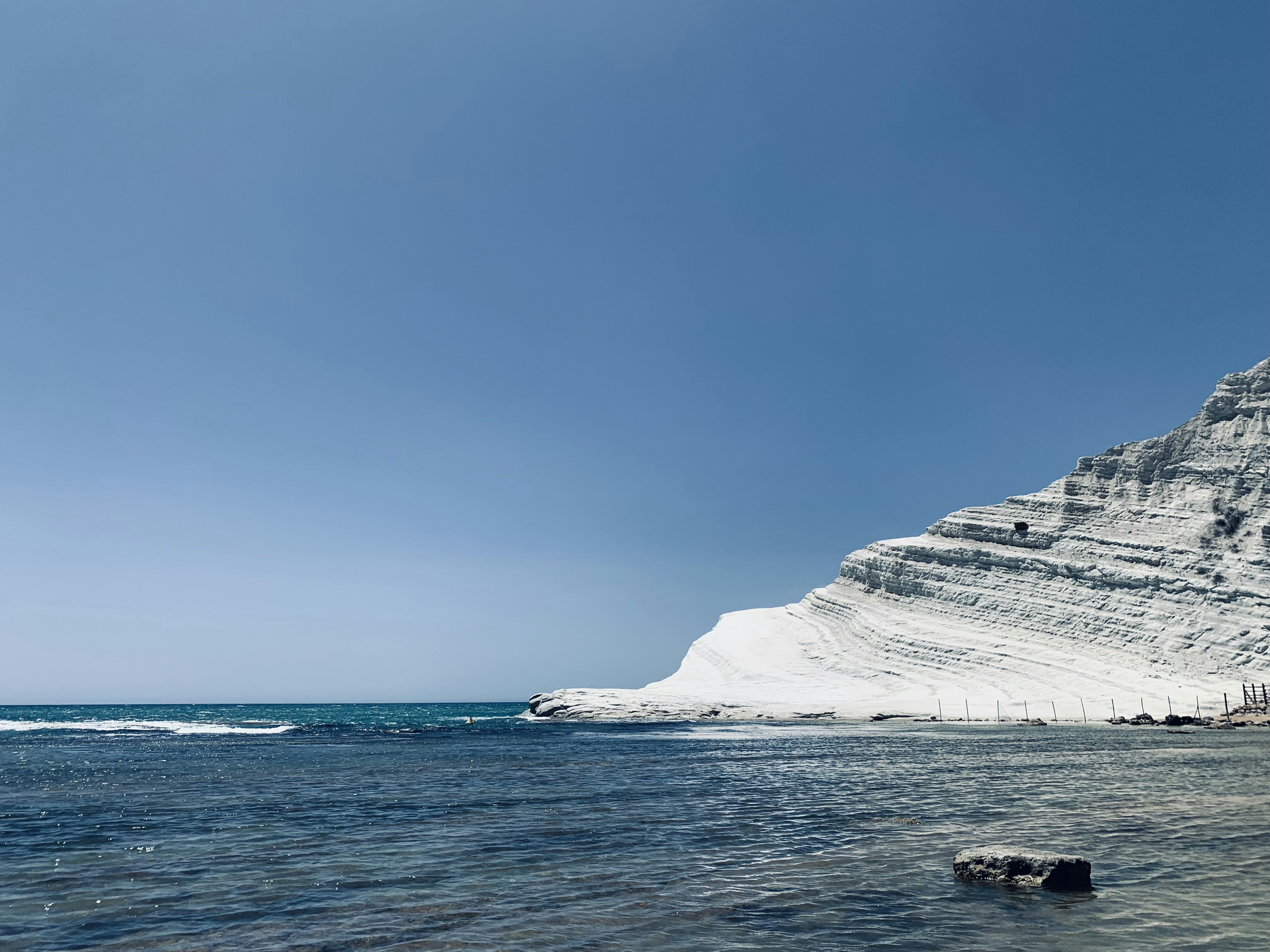 Ein Strand mit einem Berg im Hintergrund