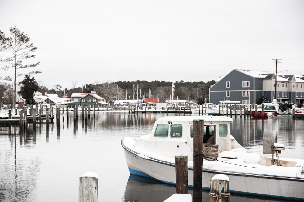 Ein Boot wird an einem Dock im Wasser angedockt