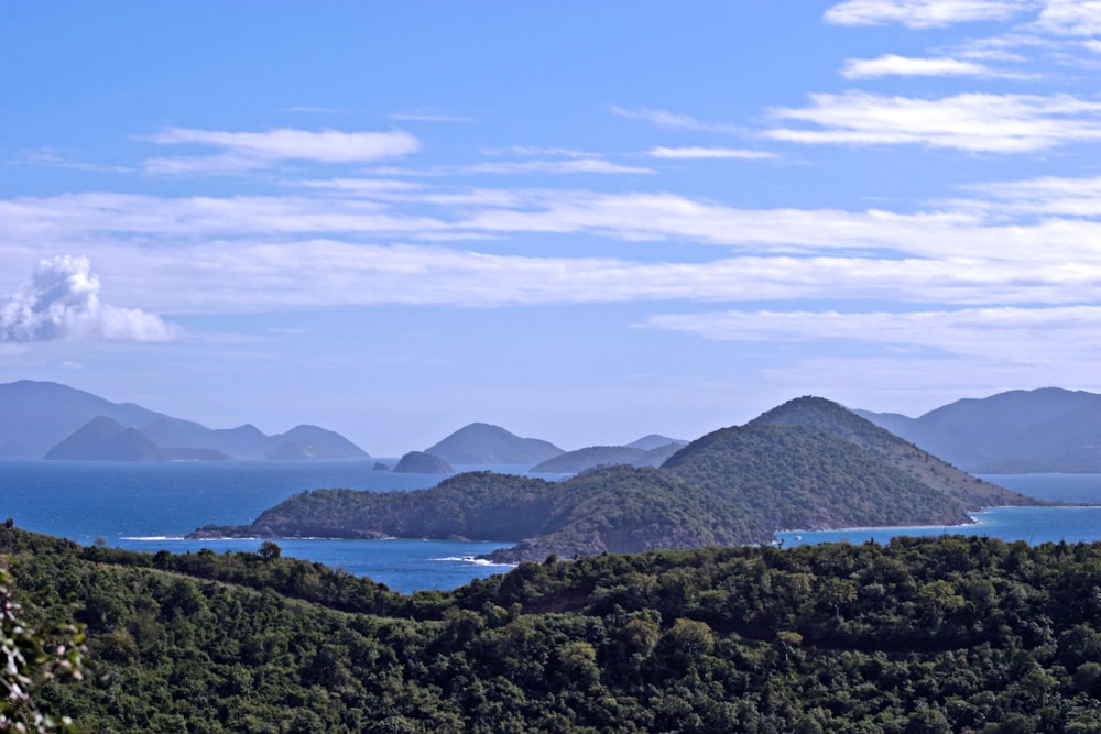 Ein malerischer Blick auf das Meer und die Berge