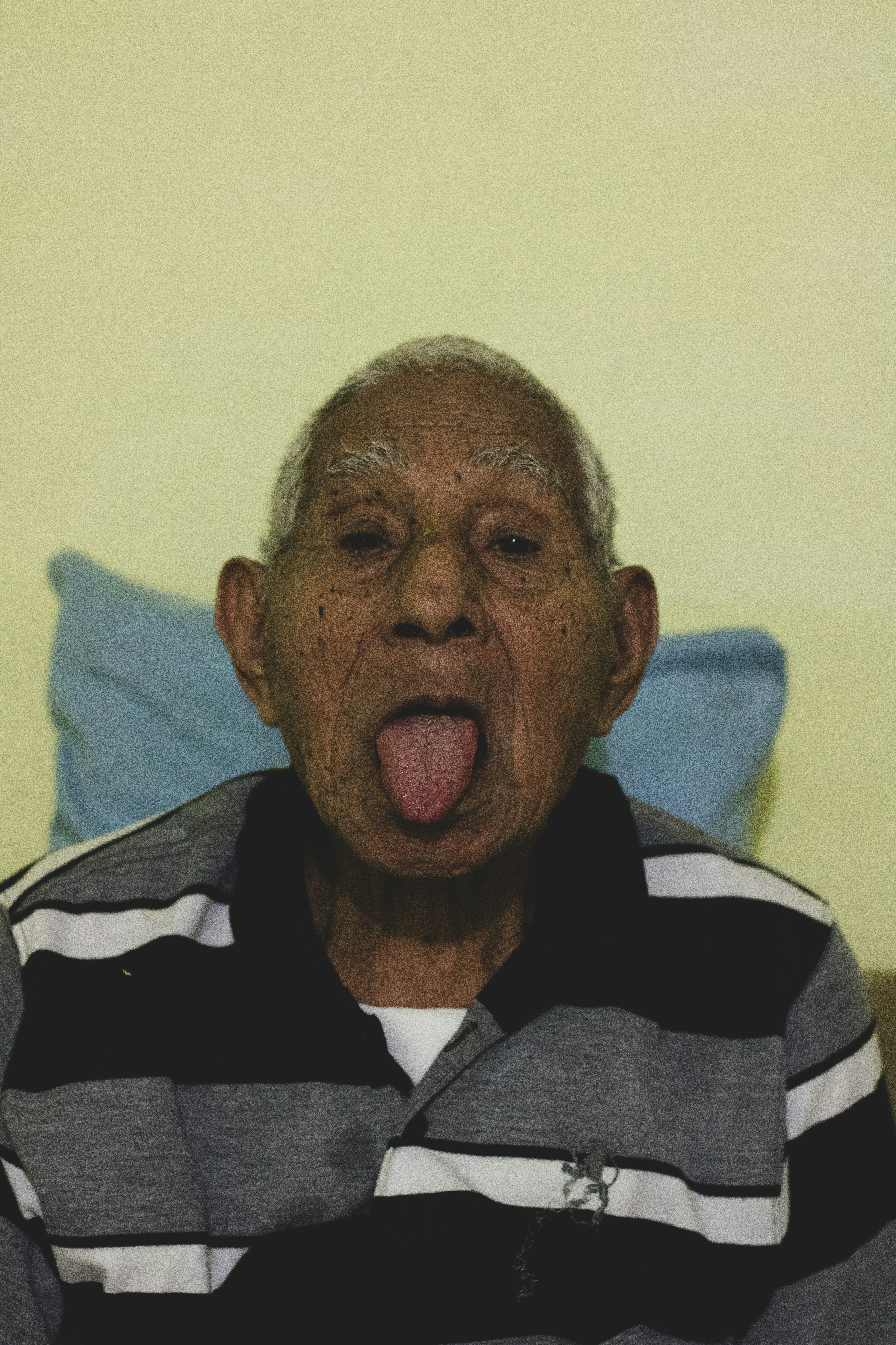 Un anciano sacando la lengua