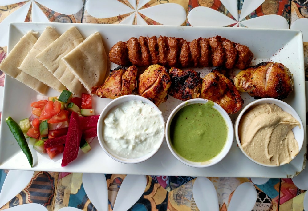 Un plato blanco cubierto con diferentes tipos de comida