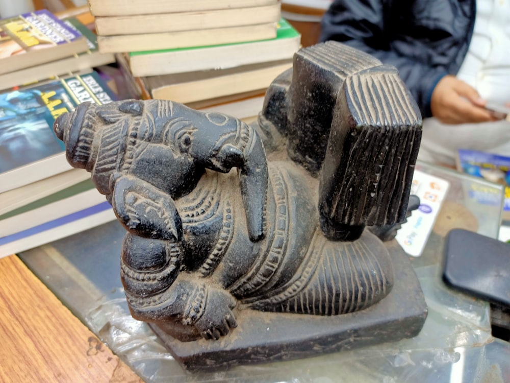 Una estatua de un elefante sobre una mesa