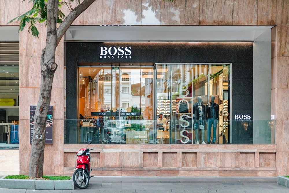 Un scooter rojo estacionado frente a una tienda