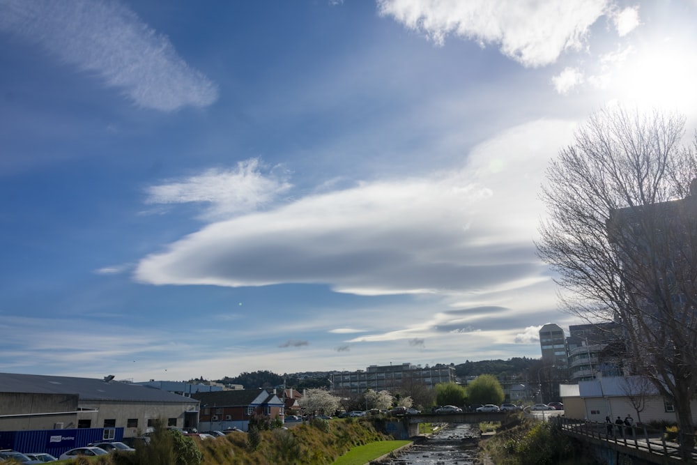 une rivière qui traverse une ville à côté de grands immeubles