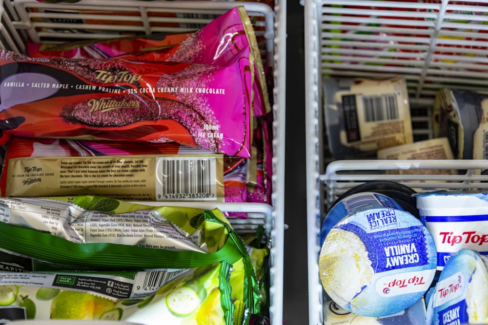 ein Kühlschrank gefüllt mit vielen Lebensmitteln und Gewürzen