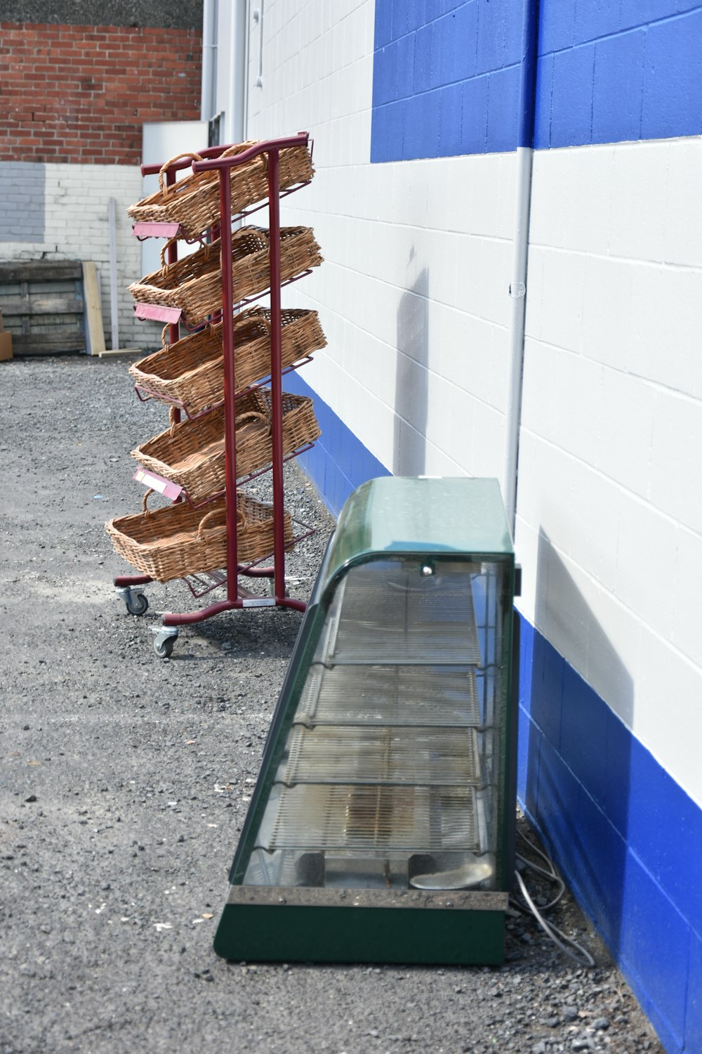 un lungo nastro trasportatore metallico davanti a un edificio