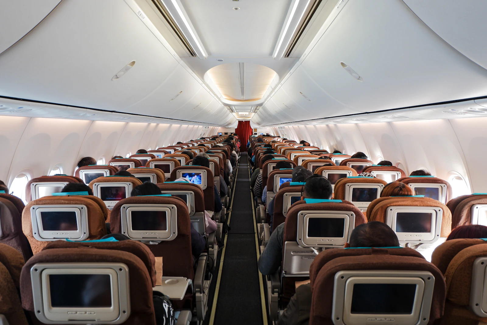 Leere Sitzreihen in einer Flugzeugkabine vor dem Einsteigen