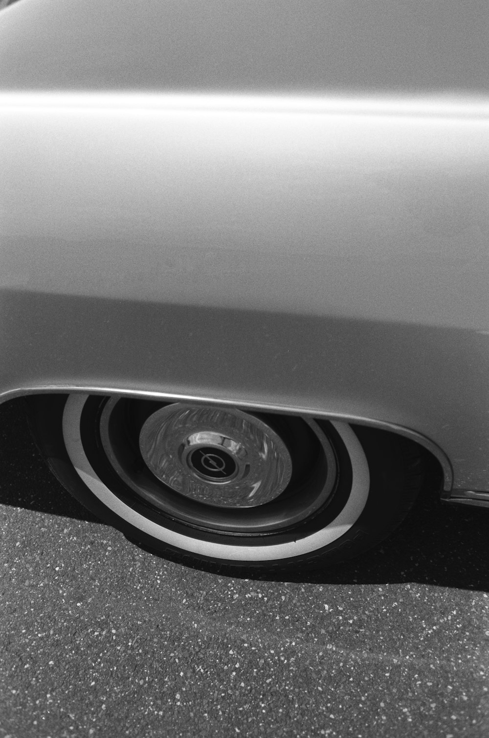 Una foto in bianco e nero di uno pneumatico per auto