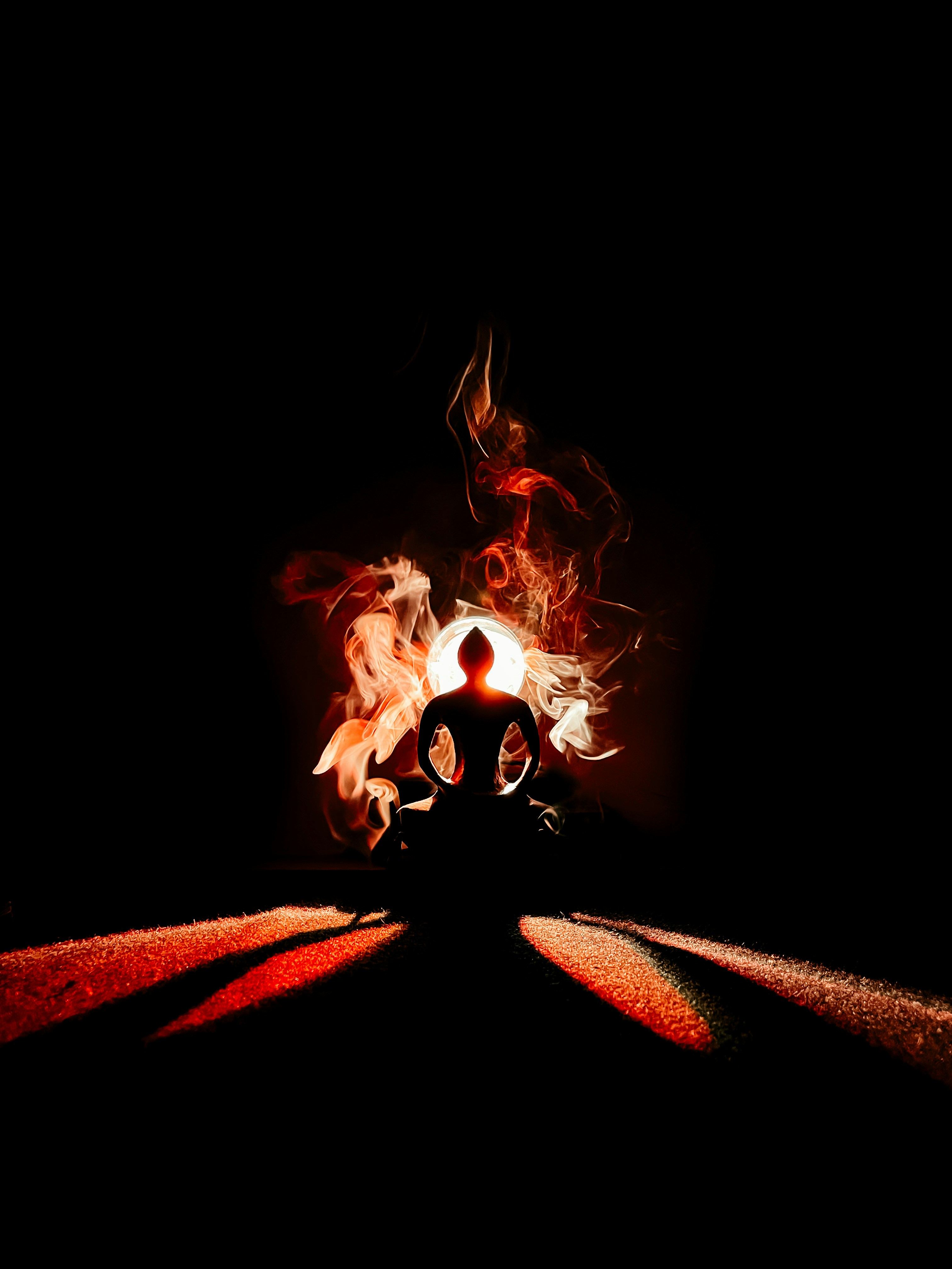 Karanlık arka planda mavi ışık içinde meditasyon yapan siluet, derin konsantrasyon, mistik atmosfer
