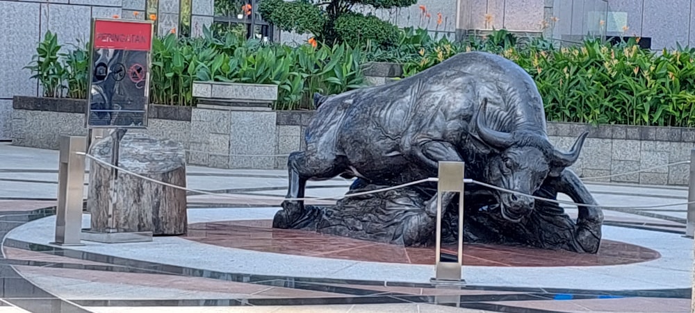 uma estátua de um touro em um pátio