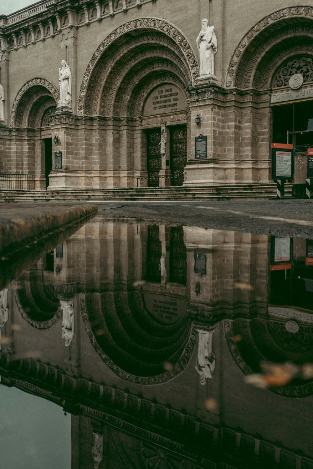 un riflesso di un edificio in uno specchio d'acqua