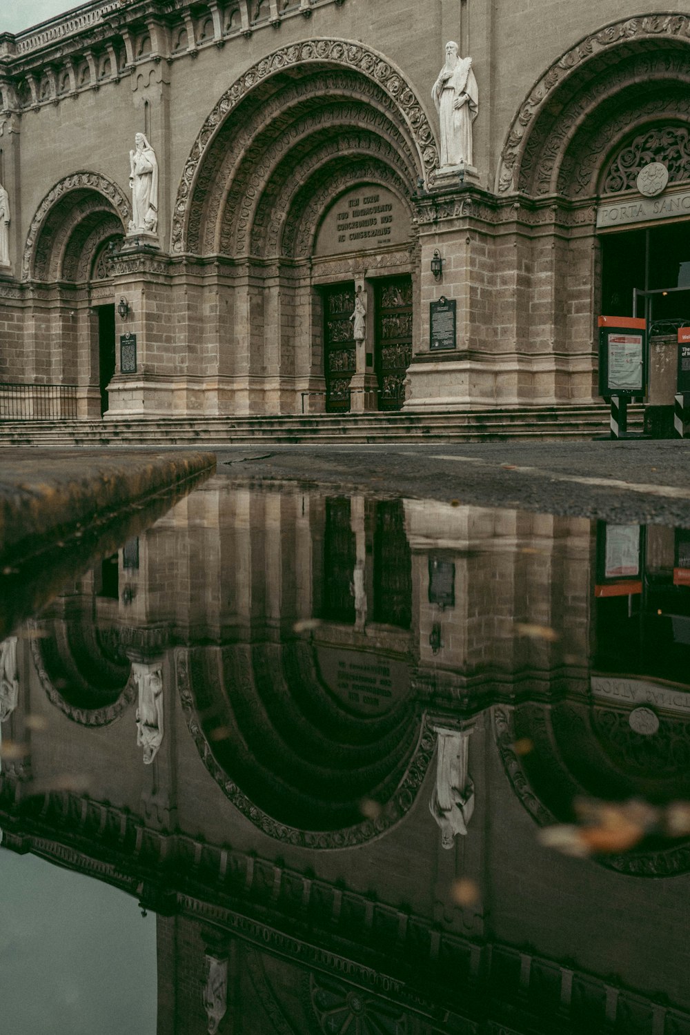 le reflet d’un bâtiment dans un plan d’eau