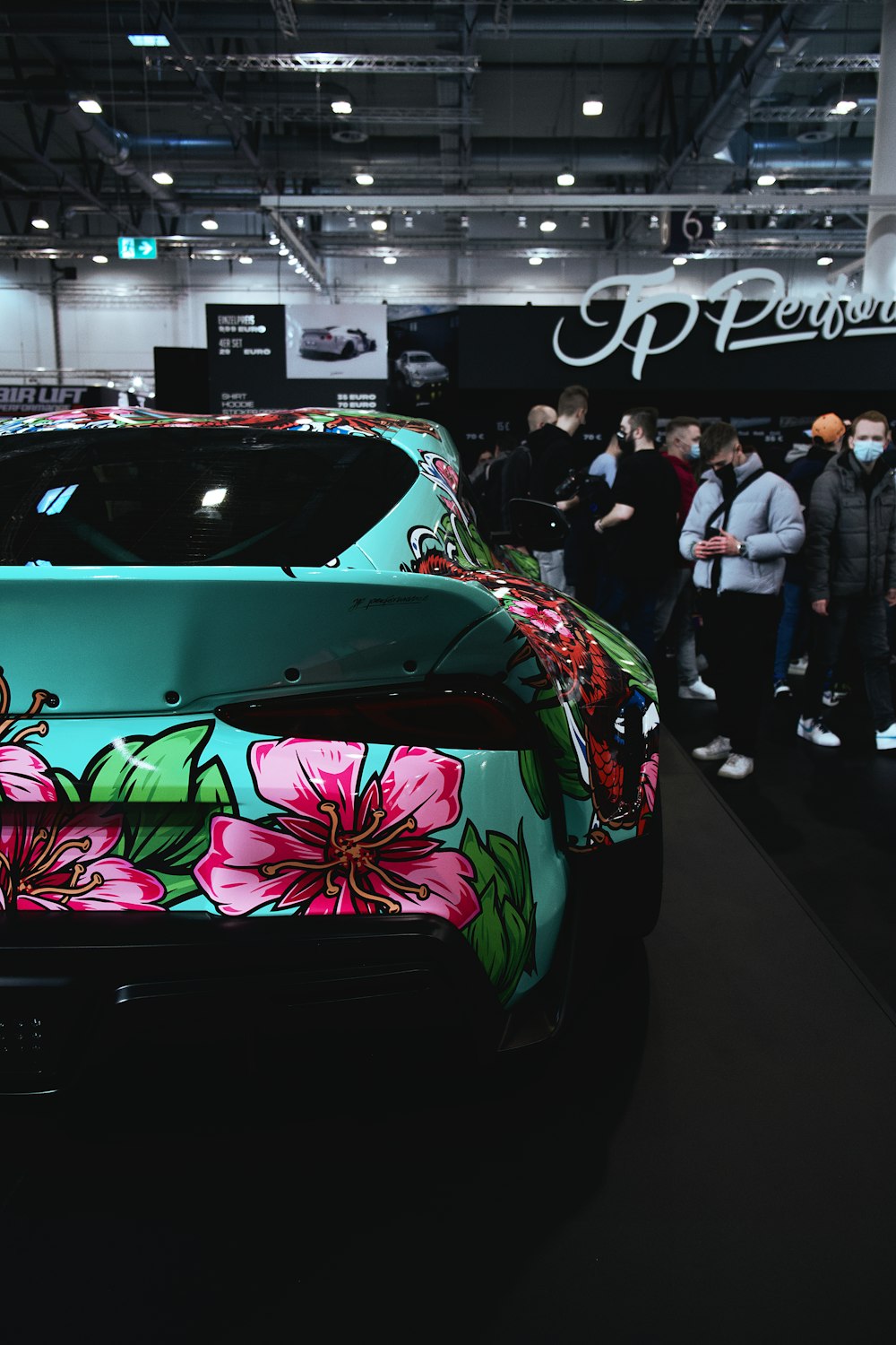 une voiture de sport verte avec des fleurs peintes dessus