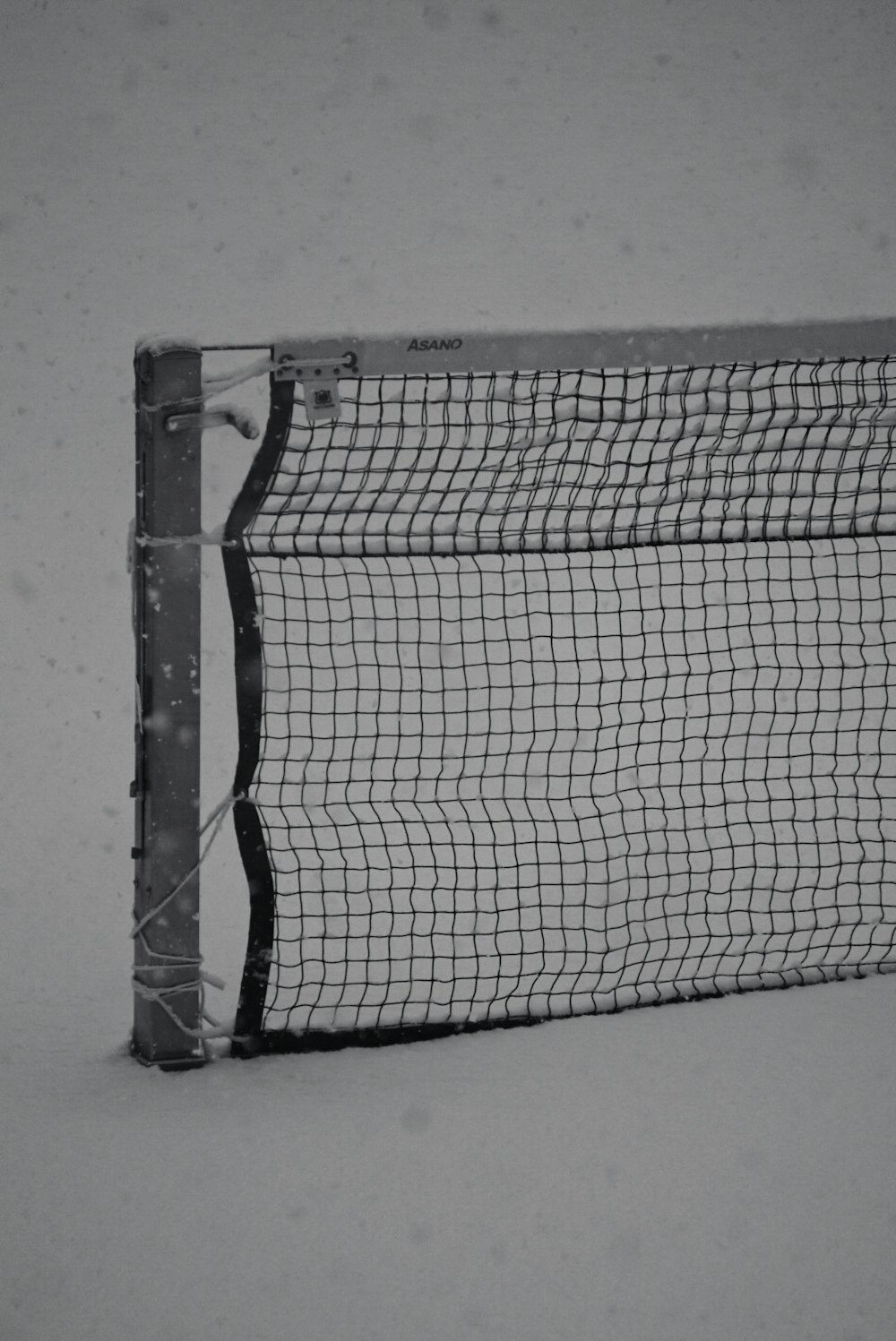 Una foto en blanco y negro de una red en la nieve