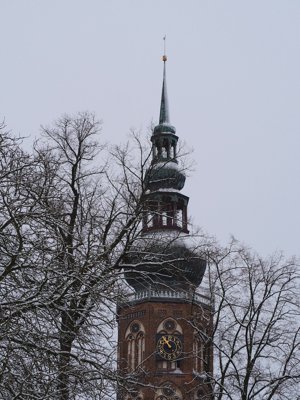 un'alta torre con un orologio in cima