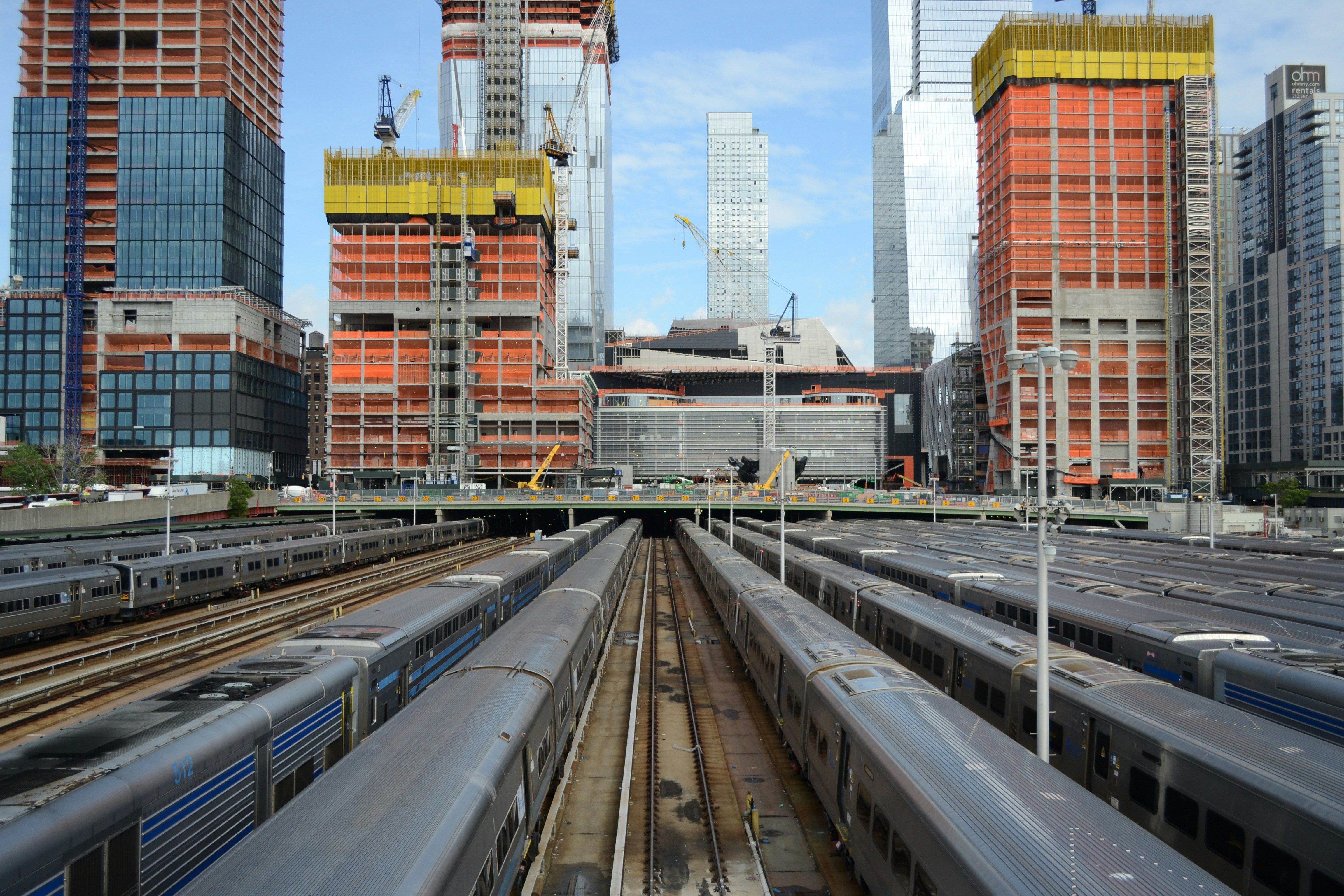 una stazione ferroviaria con diversi treni sui binari
