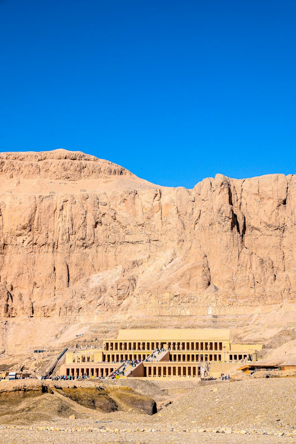 Un grand bâtiment au milieu d’un désert