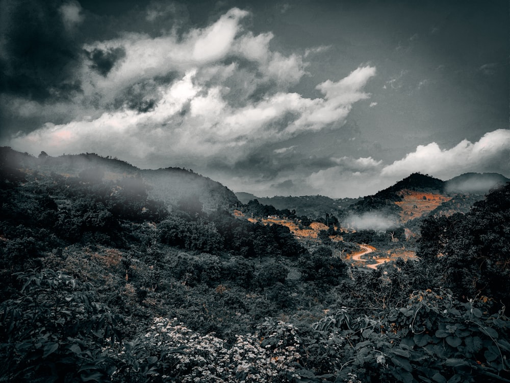 Una foto en blanco y negro de una cadena montañosa