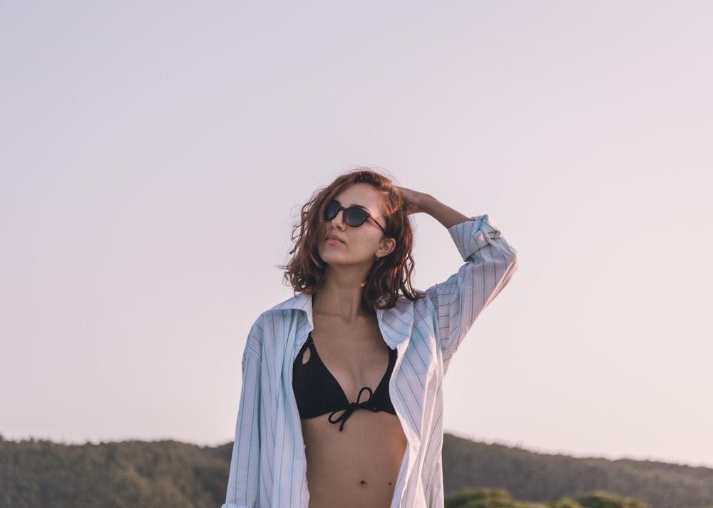 Eine Frau im Bikini steht am Strand