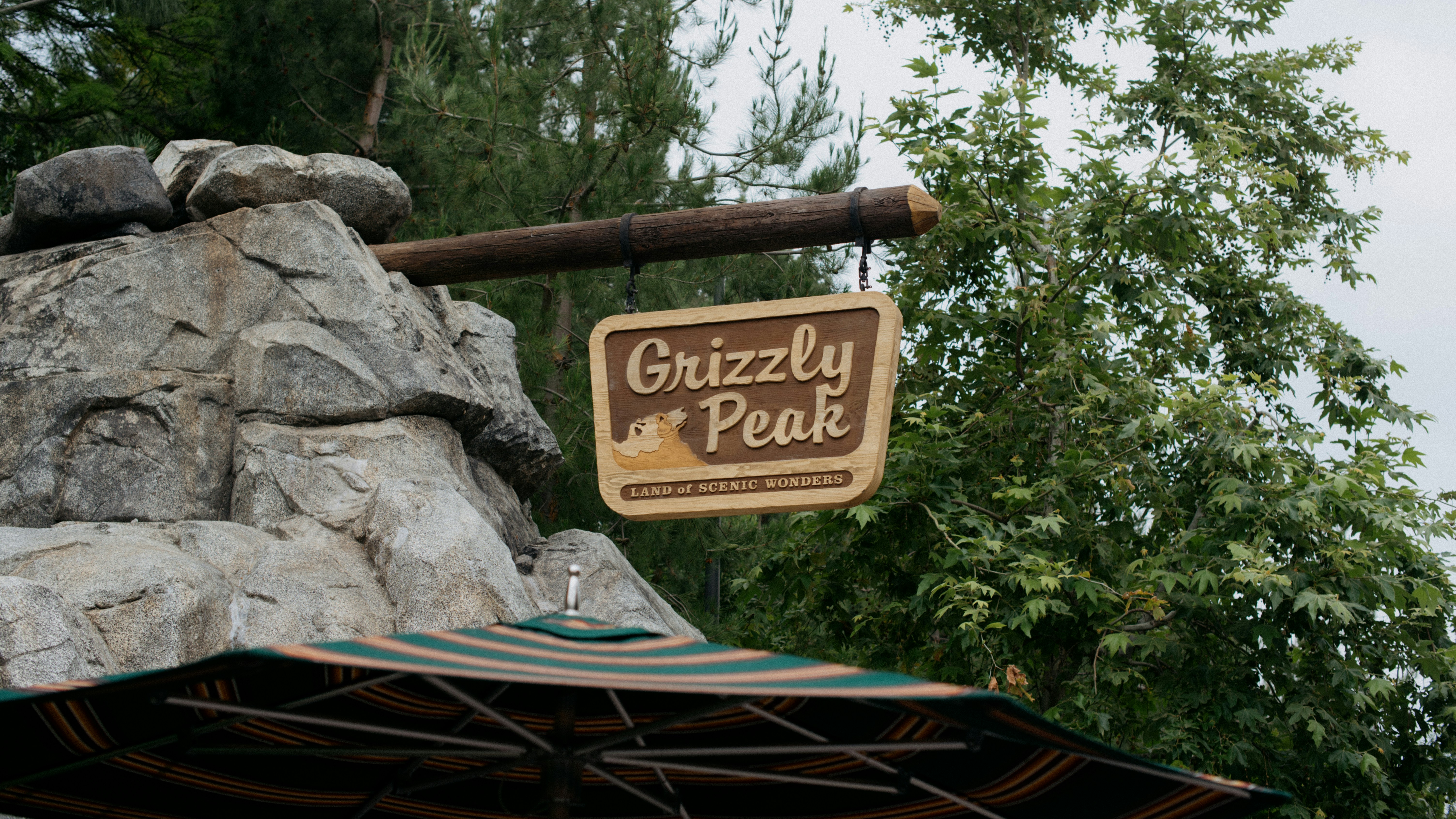 A sign for a restaurant called grizzly peak photo – Free Disneyland ...