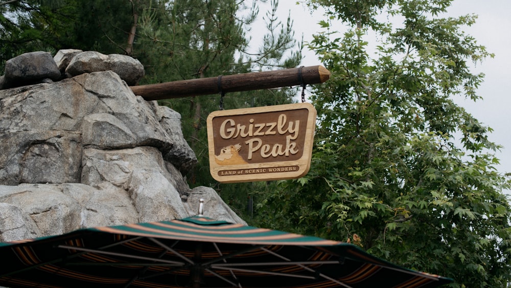 a sign for a restaurant called grizzly peak