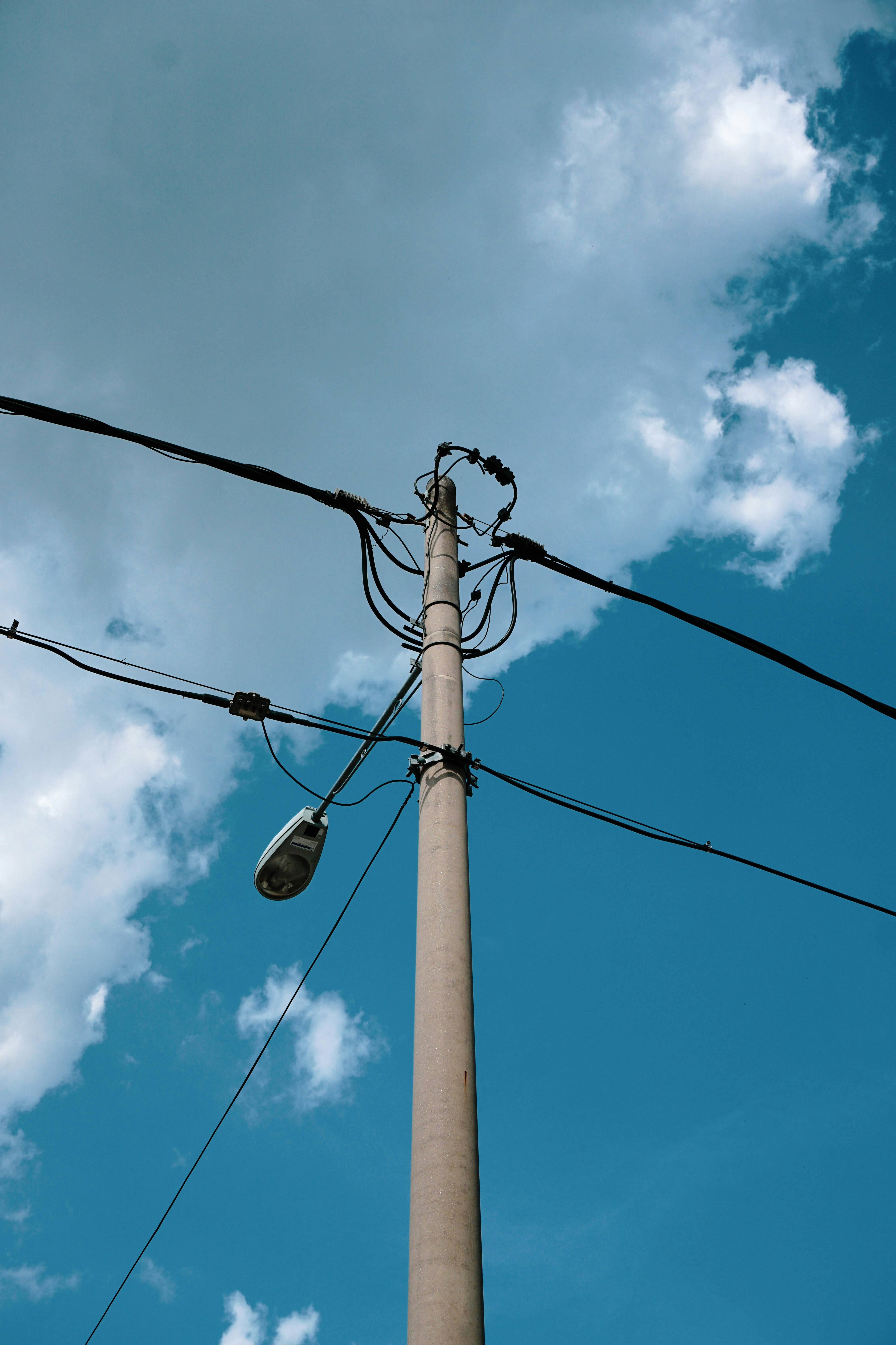 un palo alto con un lampione sopra di esso