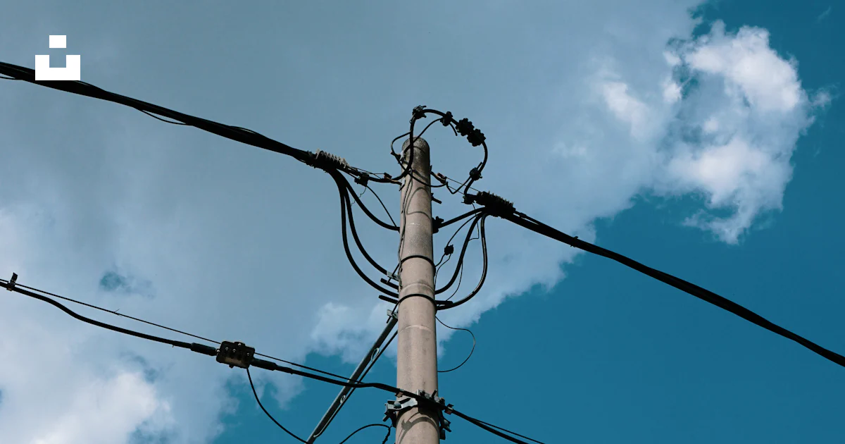 A tall pole with a street light on top of it photo – Free Utility pole ...