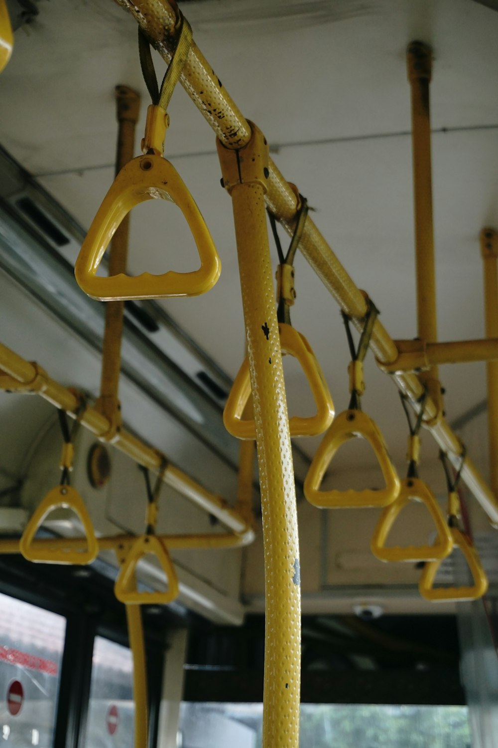 une vue de l’intérieur d’un autobus de transport en commun