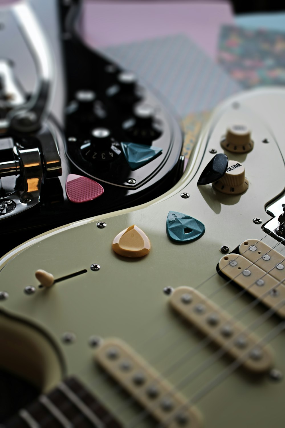 a close up of an electric guitar with many knobs