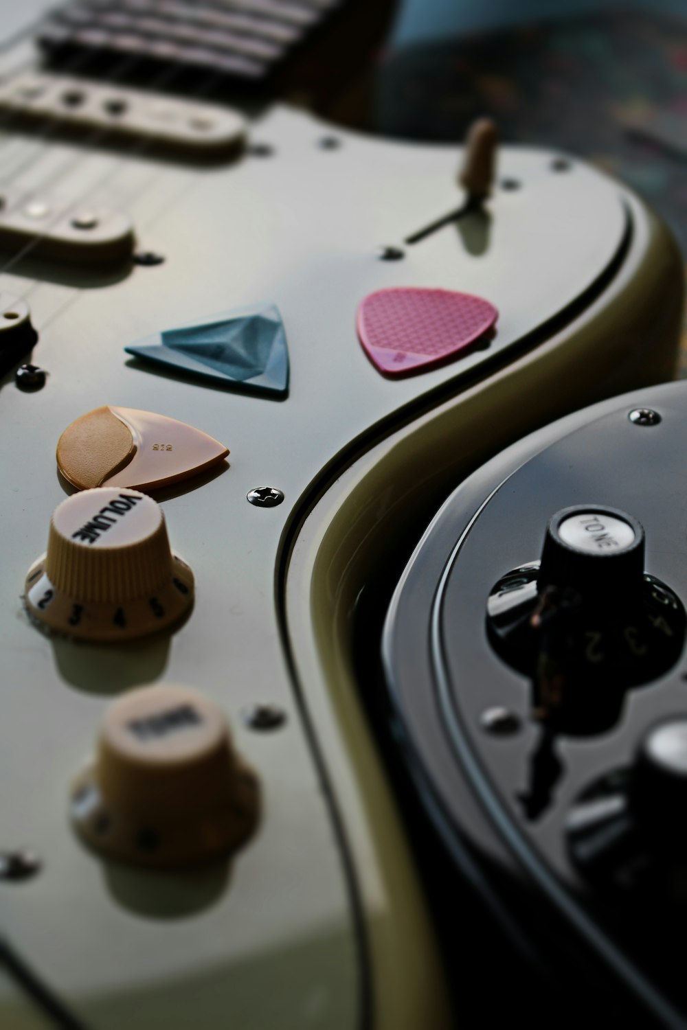 a close up of a guitar's neck with buttons