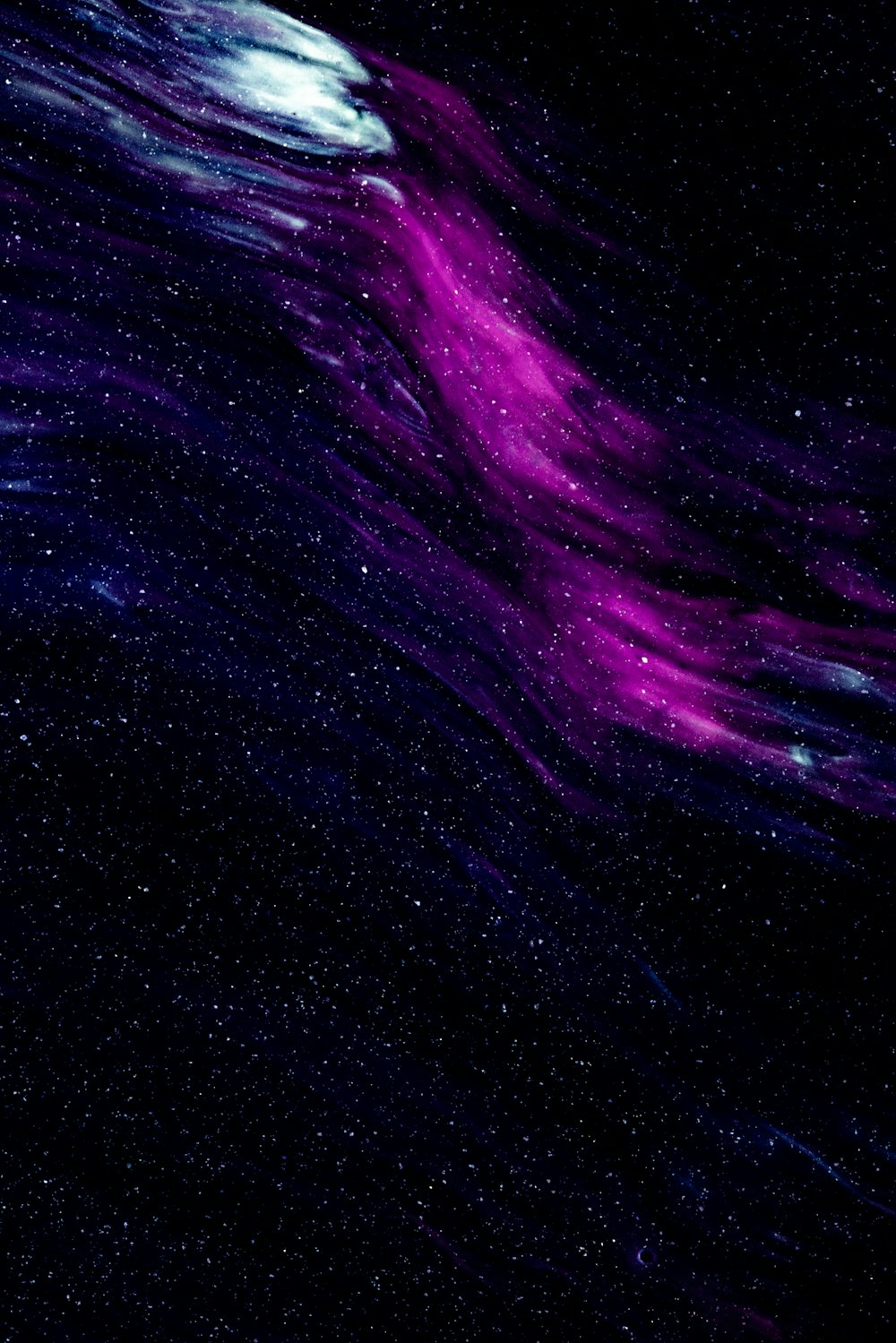 um fundo roxo e preto com estrelas