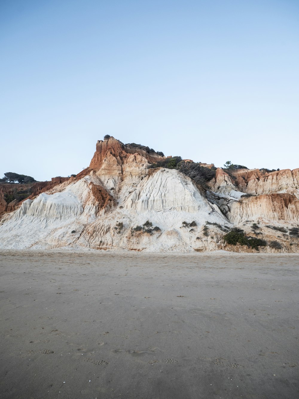 a large hill of white and brown colored rocks